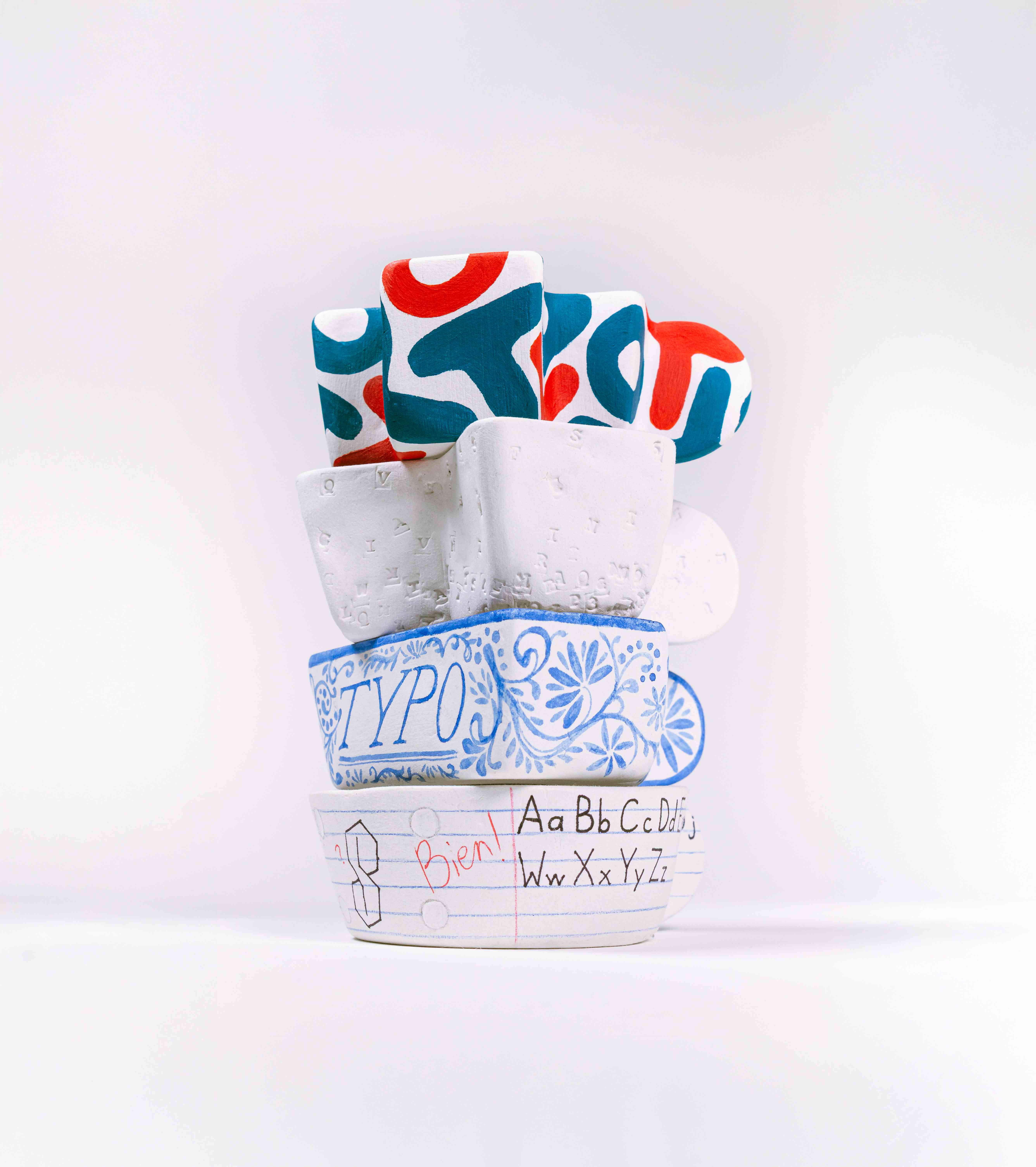 Collection de tasses en céramique formant TYPO
