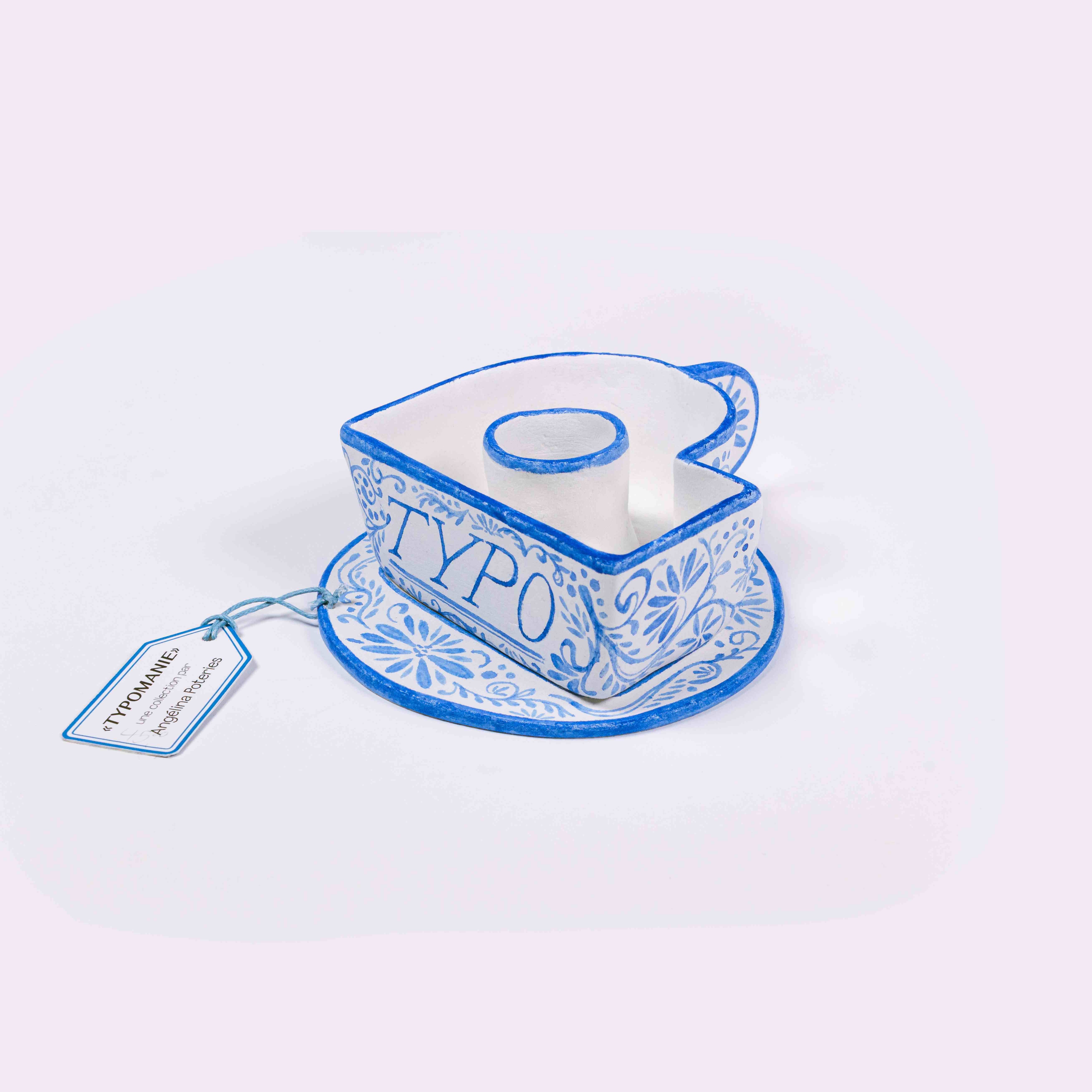 Tasse P en céramique avec contour bleu